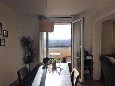 Plan de l'établissement Appartement lumineux avec balcons et tram au pied