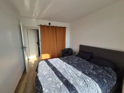 Plan de l'établissement Appartement lumineux avec balcons et tram au pied