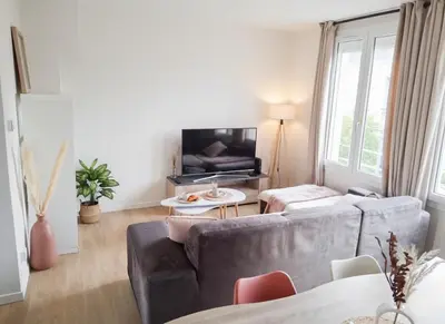 Télévision ou salle de divertissement dans l'établissement L'Échappée de Penhoët