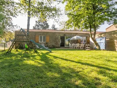 Jardin de l'établissement Gîte confortable avec jardin et piscine commune - FR-1-306-1325