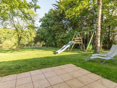 Aire de jeux pour enfants de l'établissement Gîte confortable avec jardin et piscine commune - FR-1-306-1325
