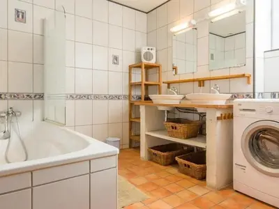 Salle de bains dans l'établissement Gîte confortable avec jardin et piscine commune - FR-1-306-1325