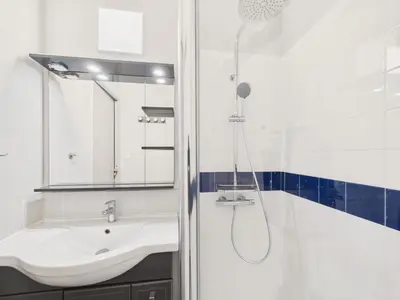 Salle de bains dans l'établissement Maison pour 4 avec terrasse à 200m de la plage