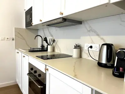 Cuisine ou kitchenette dans l'établissement T2 au calme proche Mellinet avec Parking et Balcon