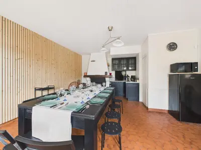 Cuisine ou kitchenette dans l'établissement Maison à 50m de la mer, 8 adultes 3 enfants