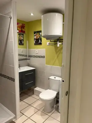 Salle de bains dans l'établissement Le Côté Plage - Saint-Nazaire