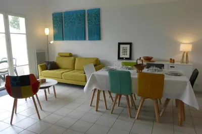 Coin salon dans l'établissement SG300-086 Mais 4 pièces 6 couchages L'AIGUILLON SUR VIE