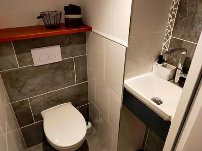 Salle de bains dans l'établissement Au bord du lac Vioreau 44