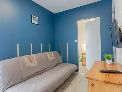 Télévision ou salle de divertissement dans l'établissement Gîte confortable de 2 chambres avec terrasse à Maché - API-1-52-1242