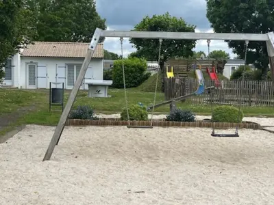 Aire de jeux pour enfants de l'établissement Gîte 6 personnes - Terrasse et confort à Maché - API-1-52-1252
