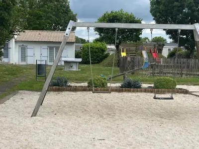 Aire de jeux pour enfants de l'établissement Gîte confortable avec terrasse et jardin - 4 personnes - API-1-52-1258