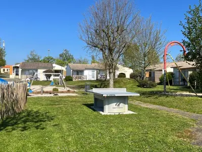 Jardin de l'établissement Gîte confortable avec terrasse et jardin - 4 personnes - API-1-52-1258
