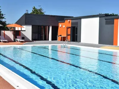 Piscine de l'établissement Gîte confortable avec terrasse et jardin - 4 personnes - API-1-52-1258 ou située à proximité