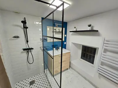 Salle de bains dans l'établissement L'allée du Bon Endroit - logis 12 personnes