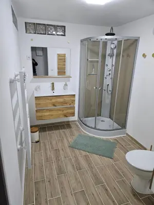 Salle de bains dans l'établissement L'allée du Bon Endroit - logis 12 personnes