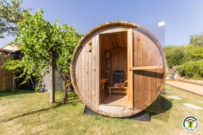 Jardin de l'établissement Le Cocon des Cinq Sens - l'Insolite