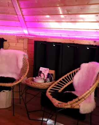 Coin salon dans l'établissement Le Cocon des Cinq Sens - l'Insolite