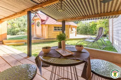 Jardin de l'établissement Le Cocon des Cinq Sens - l'Insolite