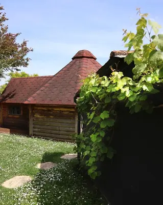 Jardin de l'établissement Le Cocon des Cinq Sens - l'Insolite