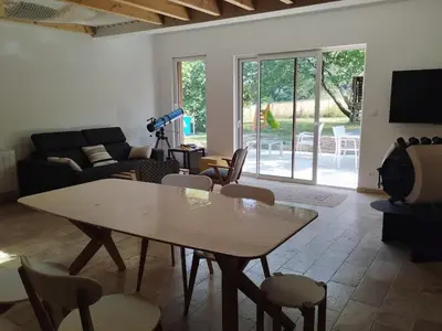Télévision ou salle de divertissement dans l'établissement Maison chaleureuse et nature