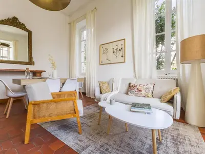 Coin salon dans l'établissement Gîte Charmant au Château - Wifi & Parking Inclus - FR-1-306-1329