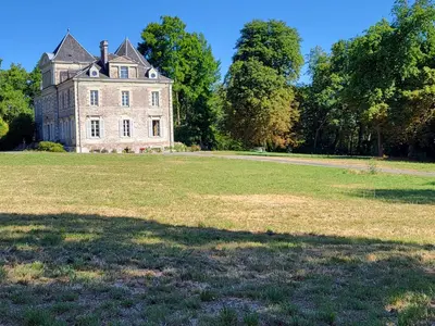 Jardin de l'établissement Gîte Charmant au Château - Wifi & Parking Inclus - FR-1-306-1329