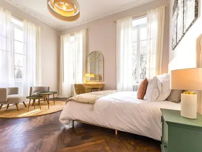Un ou plusieurs lits dans un hébergement de l'établissement Gîte Charmant au Château - Wifi & Parking Inclus - FR-1-306-1329