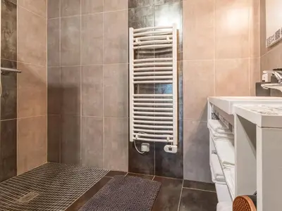 Salle de bains dans l'établissement Gîte Rose en campagne avec SPA et Wi-Fi - FR-1-306-1328