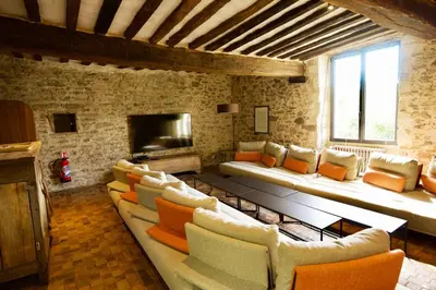 Télévision ou salle de divertissement dans l'établissement Manoir+piscine chauffée : offre WE dimanche inclus