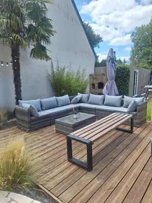 Coin salon dans l'établissement Studio en fond de jardin
