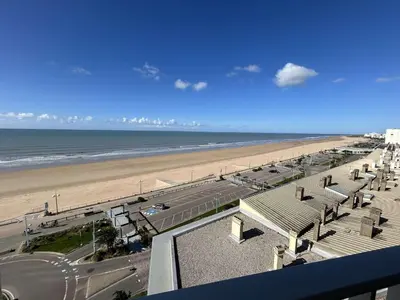 Vue générale sur la mer ou vue sur la mer prise depuis l'appartement