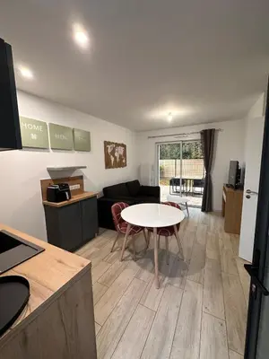 Cuisine ou kitchenette dans l'établissement Maison 'Home Bien-Être' 30m2 avec terrasse et jardin