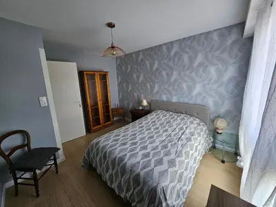 Un ou plusieurs lits dans un hébergement de l'établissement Appartement T3 en centre ville avec vue mer