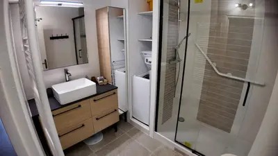Salle de bains dans l'établissement Appartement T3 en centre ville avec vue mer