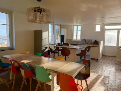Télévision ou salle de divertissement dans l'établissement Maison sur les hauteurs de la ville