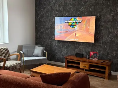 Télévision ou salle de divertissement dans l'établissement Maison sur les hauteurs de la ville