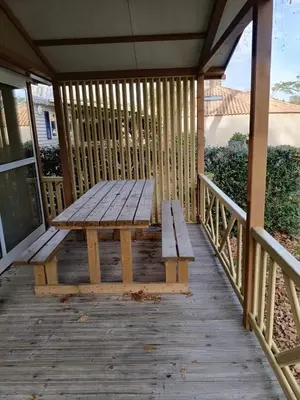 Balcon ou terrasse dans l'établissement Chalet moderne à Saint-Hilaire-de-Riez avec piscine