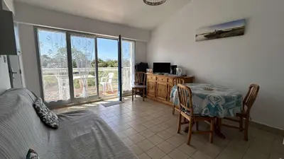 Télévision ou salle de divertissement dans l'établissement NO010-020 Appartement 2 pièces-4 couchages NOIRMOUTIER EN L'ILE