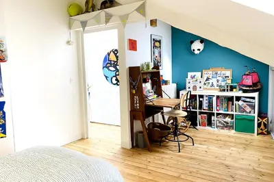 Bibliothèque dans la maison de vacances