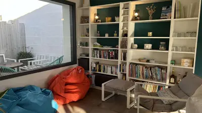 Bibliothèque dans la villa