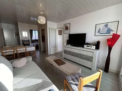 Télévision ou salle de divertissement dans l'établissement Superbe Appartement 3 pièces, 6 Couchages, Plage à 50m - FR-1-224C-365