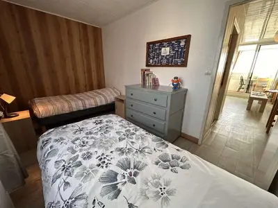 Un ou plusieurs lits dans un hébergement de l'établissement Superbe Appartement 3 pièces, 6 Couchages, Plage à 50m - FR-1-224C-365