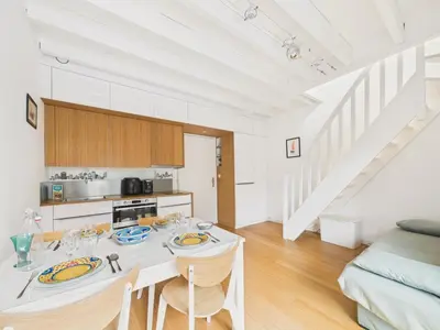 Cuisine ou kitchenette dans l'établissement Appartement pour 4, piscine, mer à 150 m