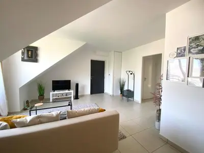 Télévision ou salle de divertissement dans l'établissement Jolie T2 au calme à 2 pas du Vieux Port
