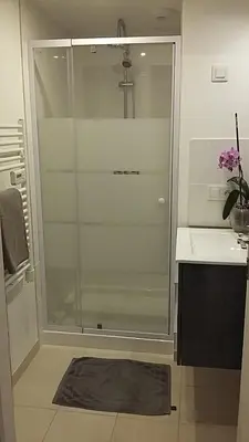 Salle de bains dans l'établissement le CLOS des PALUDIERS chambre MOLENE