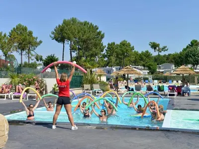 Piscine de l'établissement Mobil Home à Saint-Jean-de-Monts pour 4 personnes avec Terrasse - API-1-52-1459 ou située à proximité
