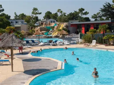 Piscine de l'établissement Mobil-home 34m² avec Terrasse - 2 Chambres, Capacité 4 Pers. - API-1-52-1455 ou située à proximité