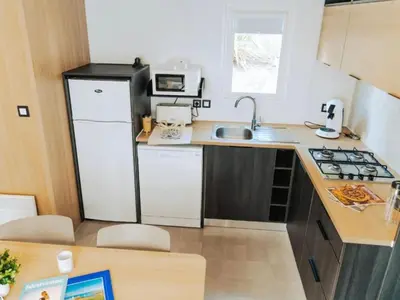 Cuisine ou kitchenette dans l'établissement Mobil-home 34m² avec Terrasse - 2 Chambres, Capacité 4 Pers. - API-1-52-1455