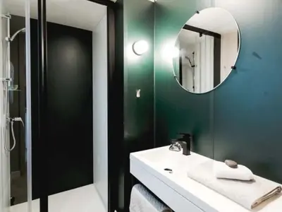 Salle de bains dans l'établissement Confortable Mobil-home 36m² avec Terrasse à Saint-Jean-de-Monts - API-1-52-1463