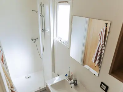 Salle de bains dans l'établissement Mobil-home cosy avec terrasse - 2 chambres doubles - API-1-52-1466